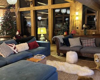 Luxury ski/mountain chalet in The French Alps. Stunning in Winter and Summer! - Séez - Salon