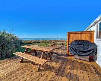 Beachcomber: Beachfront Escape Unit #1 - Florence - Balcón