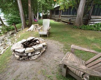 Classic log cottage on Mississippi Lake 5 min to Carleton Place 30 min to Ottawa - Carleton Place - Patio