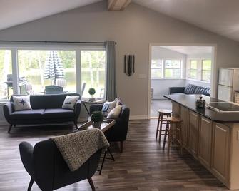 Beautiful 2 bedroom lakefront cottage - Iroquois Falls - Sala de estar