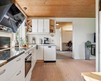 Awesome home in Føllenslev with WiFi - Føllenslev - Cocina