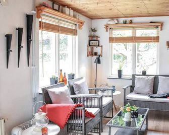 2 Bedroom Awesome Home in Abbekaas - Abbekås - Sala de estar