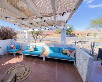 Charming 2-bedroom house with WiFi, AC in welcoming Yucca Valley - Yucca Valley - Terasa