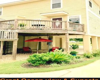Beautiful Beachview 4 Br/2 Bath Home, 7 Beds, Sleeps 13 - Gulfport - Bygning