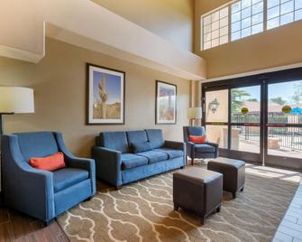 Comfort Inn & Suites at Talavi - Glendale - Living room