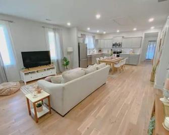 Dreamy Getaway 2br|2ba, Relaxing Backyard w/ Mural - Memphis - Living room