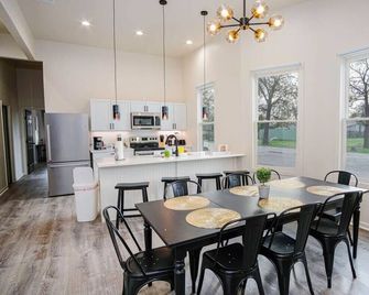 Magnificent 4BR Near Famous Riverwalk and Downtown - San Antonio - Dining room