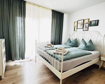 Zentrales und gemütliches Apartment in Passau mit Balkon,Badewanne und Parkplatz - Passau - Phòng ngủ
