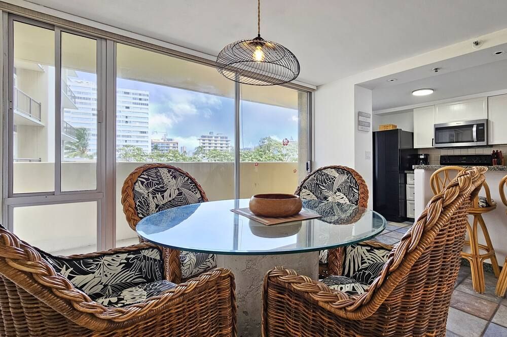Remodeled in 2022, Diamond Head 2 Bedroom Oceanfront condo - هونولولو - غرفة طعام