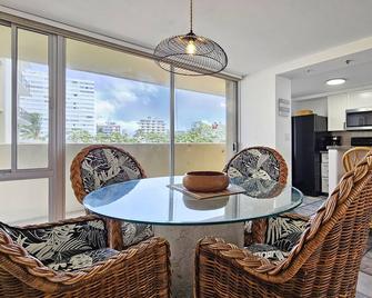 Remodeled in 2022, Diamond Head 2 Bedroom Oceanfront condo - Honolulu - Comedor