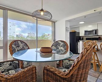 Remodeled in 2022, Diamond Head 2 Bedroom Oceanfront condo - Honolulu - Salle à manger