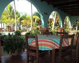 Beachfront with Pool/ Great Family House. Start living the Pura Vida today! - Esterillos Este - Patio