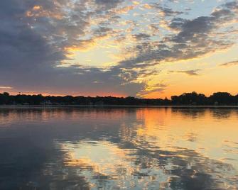 Adorable Lakeside Dream Studio on Simonton Lake - Elkhart - Outdoors view