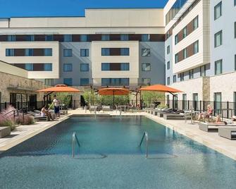 Charming Room w/ Scenic Rooftop Lounge, Outdoor Pool, & Pet-Friendly - Bee Cave - Zwembad
