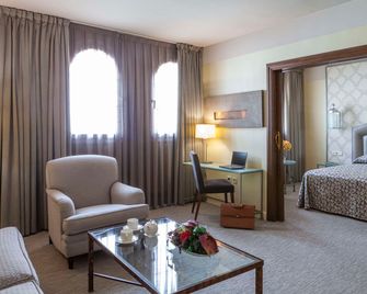 Hotel Macià Alfaros - Córdoba - Soverom