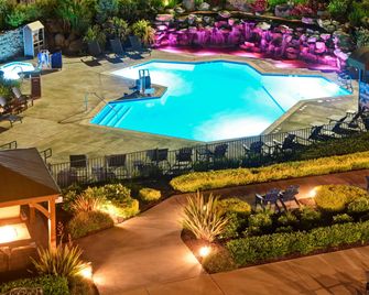 DoubleTree by Hilton Pleasanton at the Club - Pleasanton - Zwembad