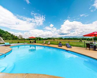 Intimate cottage with a kitchenette, WiFi, gas grill & seasonal pool - Thornton - Pool