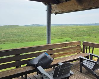 Tranquil 2-bedroom farmhouse with AC in charming Hubbard west edge of Landmand - Hubbard - Balcony