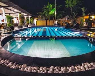 Hotel Flower Garden - אונוואטונה - בריכה