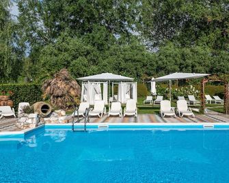 فيلا كورت ديلي دي - لوكا - حوض السباحة