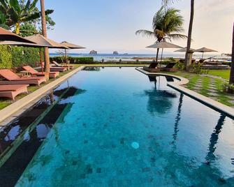 Hotel Genggong - Manggis - בריכה