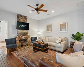 The Agave- 3 Bedroom Historic Cottage - Charleston - Wohnzimmer