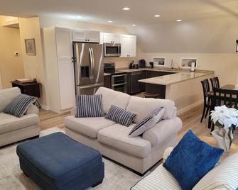 The Coach House - Heiskell - Living room