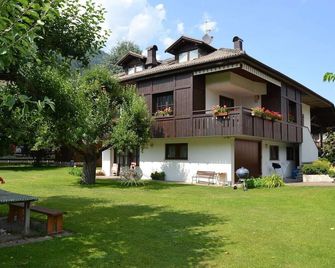 Three-room apartment on the top floor of a villa - Monclassico - Gebouw