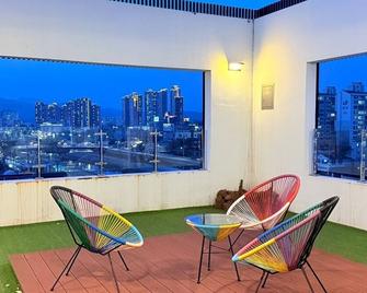 Chuncheon Intro Family hotel - Chuncheon - Balkon