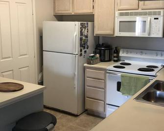 1 bedroom w//private bath at 2 bed apt. Shared kitchen and livingroom - Aliso Viejo - Kitchen