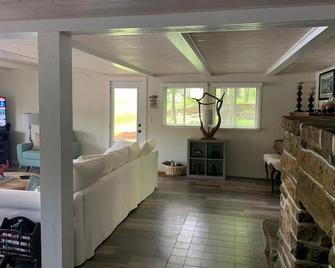 Relaxing Muskoka getaway - 4 bedrooms w/ beach - Muskoka - Living room