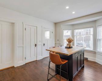 Little Red House - Cedarburg - Dining room