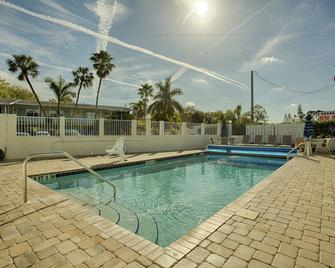 Regency Inn & Suites Sarasota - Sarasota - Piscina