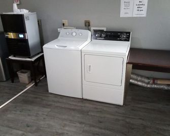 Coachman's Inn & Suites - Waldron - Lavandería