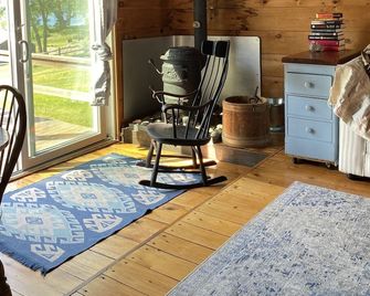 Bayview Guest Cottage - Gloucester - Living room