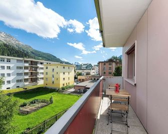 Beautiful Modern family apartment with free parking - Sankt Moritz - Parveke
