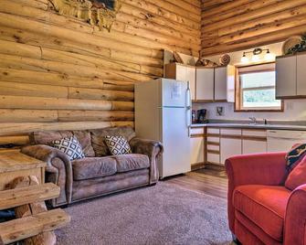Cabin with Fire Pit, Views and BBQ 18 Mi to Moab! - Moab - Sala de estar