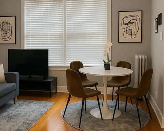 Charming 2BR in Vibrant Lakeview - شيكاغو - غرفة طعام