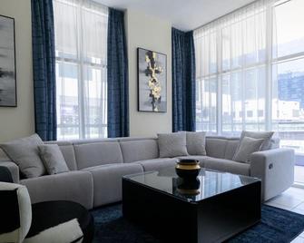 Large Modern 1-Bedroom in Bay Square 9 - Madinat Zayed - Sala de estar