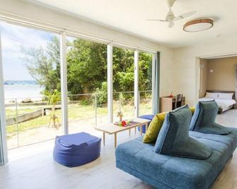 Beach Side Resort Grand Blue Okinawa - Nago - Oturma odası