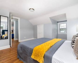 Comfy 4-Bedroom Home with King Bed-Free Parking - Bristol - Bedroom