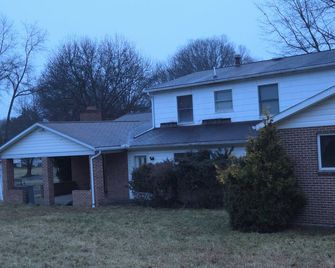 Beautiful Remodelled Suite in Peaceful Hill Top Neighborhood with AC - Johnstown - Building