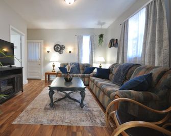 Comfy Rustic Retreat 2 blocks from Mayo Hospital and Bethany College. - Mankato - Wohnzimmer
