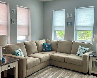 Beautifully renovated condo 2 BR/2BA - 2 blocks from beach! - Ventnor City - Sala de estar