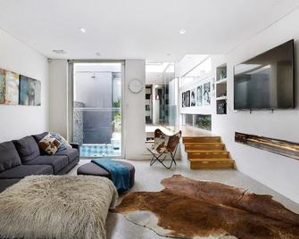 A Stunning Grand Designs Australia Residence - 5 Mins Drive To Cbd - Sydney - Living room