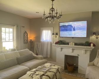 Providence House ~ a charming bungalow with rustic elegance! - Guthrie - Living room