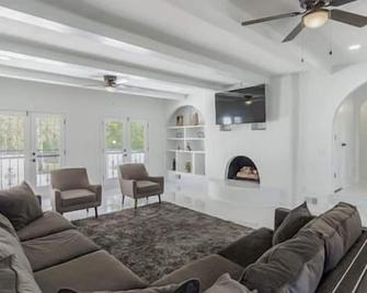 Professionals, King, 5 Tvs, 4 Acres - Blythewood - Living room