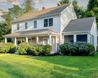 Charming 4-bedroom home in marvelous Tisbury walking distance to shops and ferry - Vineyard Haven - Building