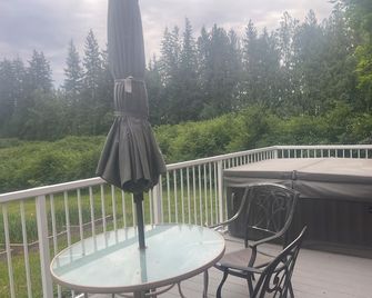 Cozy guesthouse on a working fruit and flower farm. - Salmon Arm - Balcón