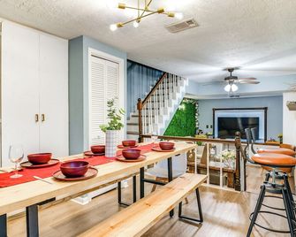 Aggie Game Day Retreat about 1 Mi to Texas A and M! - Bryan - Dining room